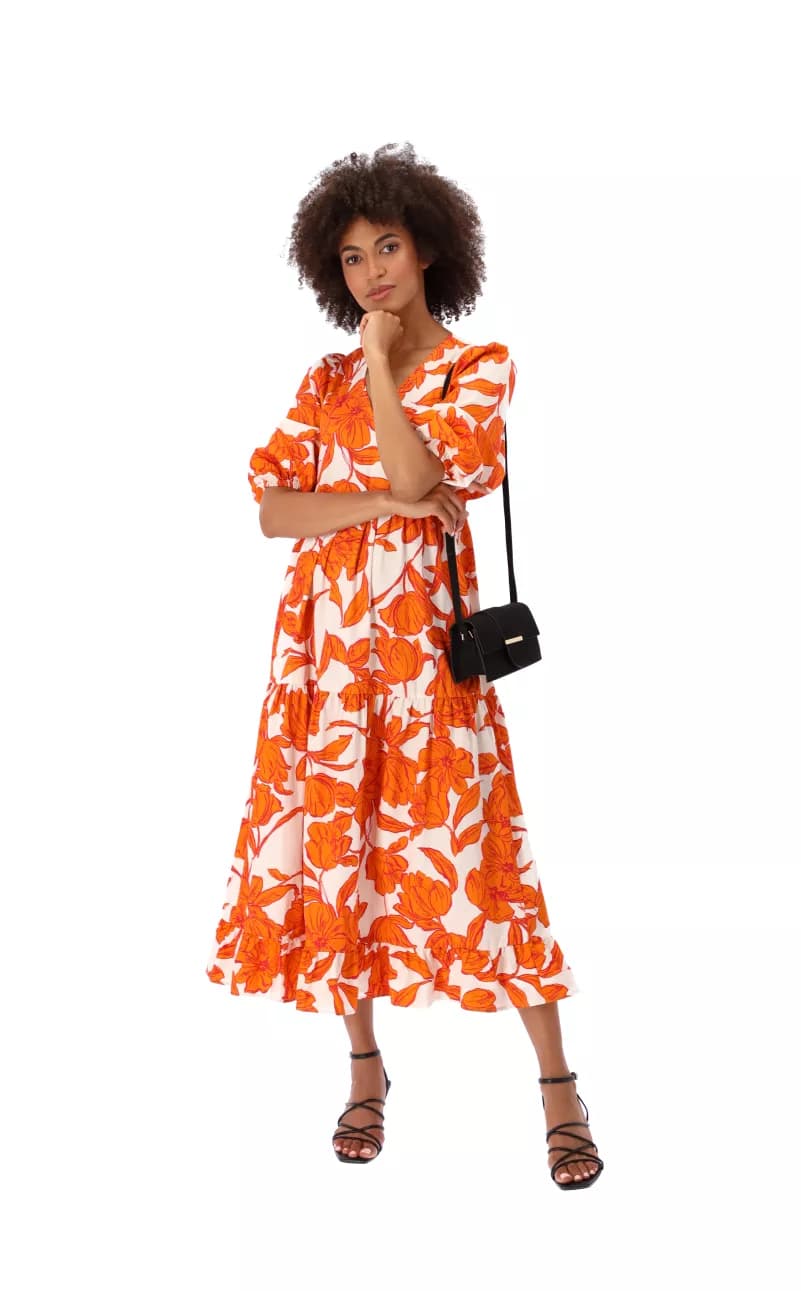 Wideo sukienki na modelce fashion