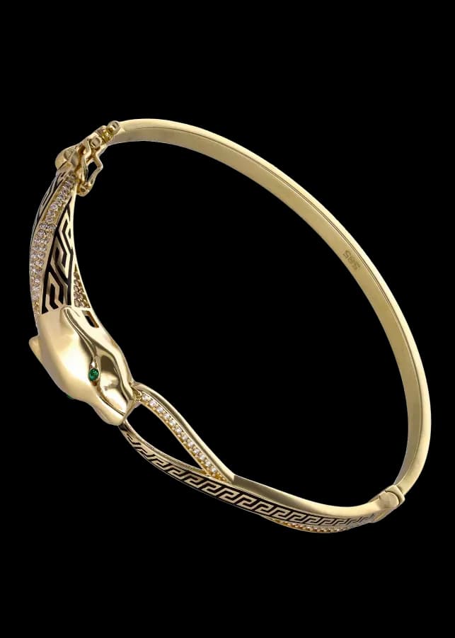 Złota bransoleta typu bangle z głową pantery, zielonymi oczami, diamentami i emalią