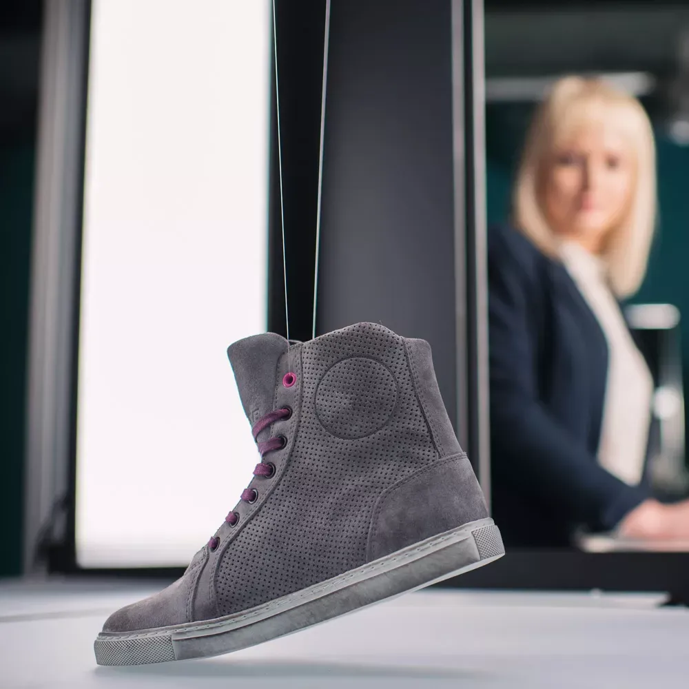 Szary sneaker za kostkę