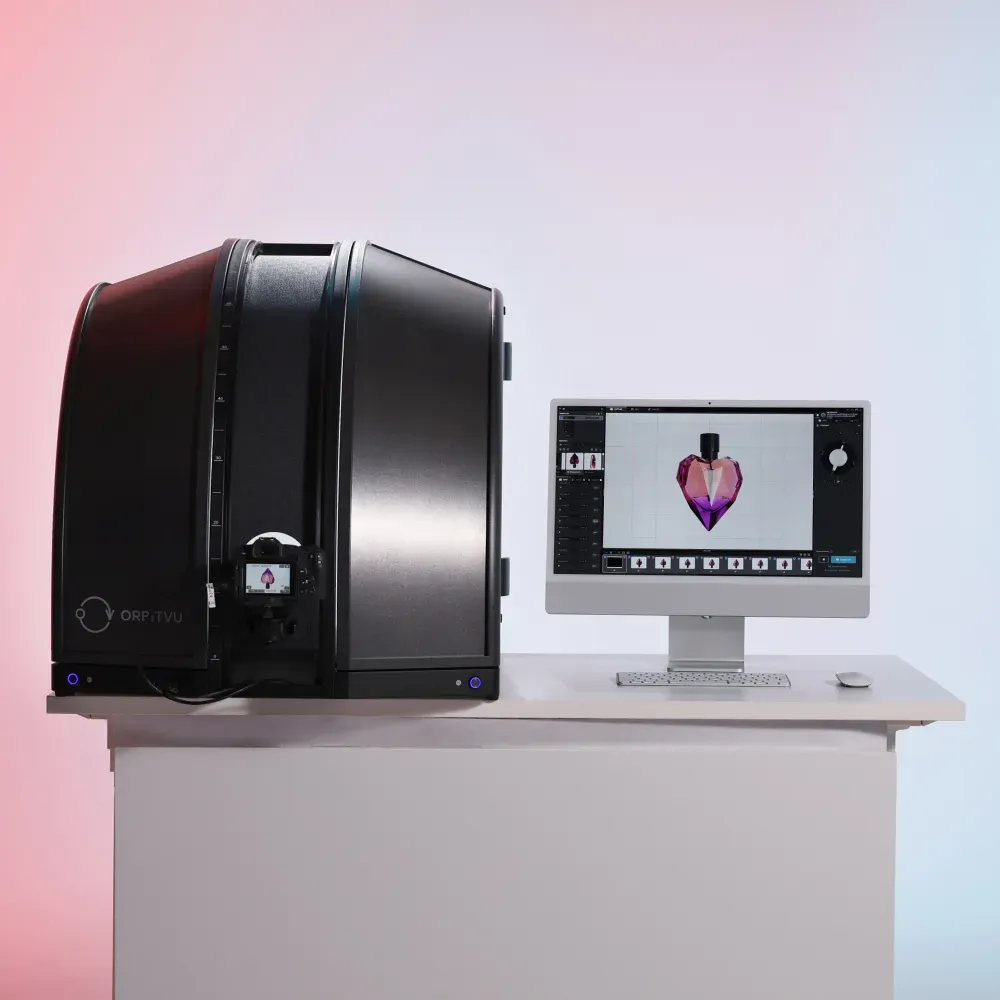 Operator fotografujący produkt kosmetyczny za pomocą urządzenia Orbitvu