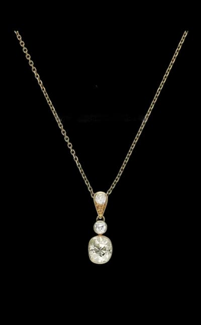 Gold necklace packshot