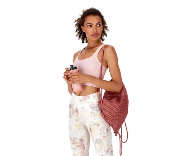 Detal modelki fashion w stroju sportowym