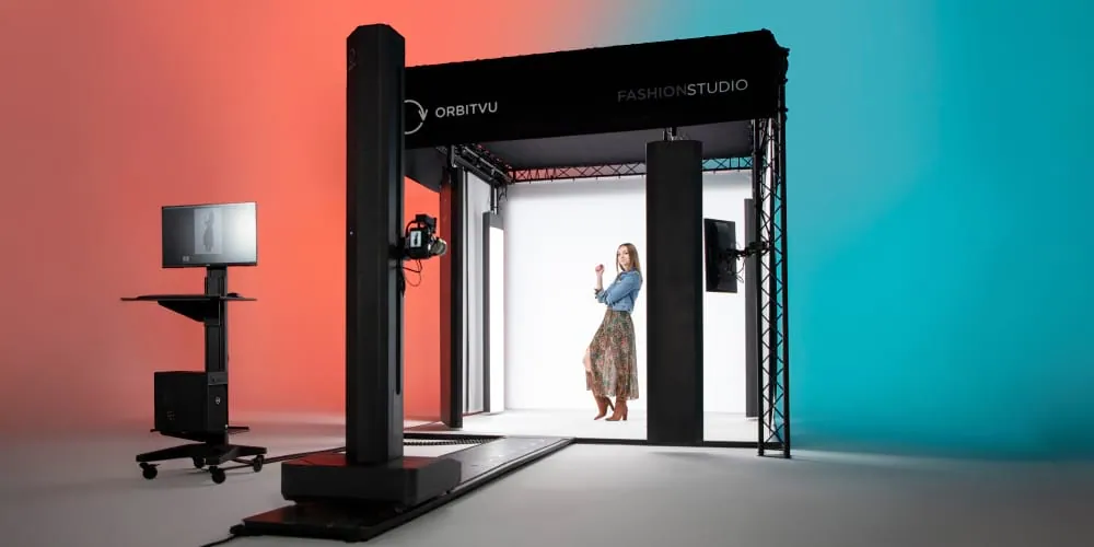 Orbitvu Fashion Studio z modelką w środku