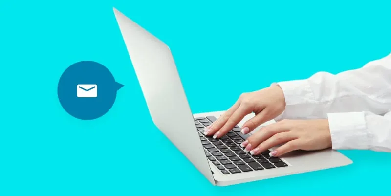E-mail marketing przedstawiony jako dłonie na klawiaturze laptopa