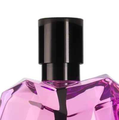 Zbliżenie na nakrętkę flakonu perfum