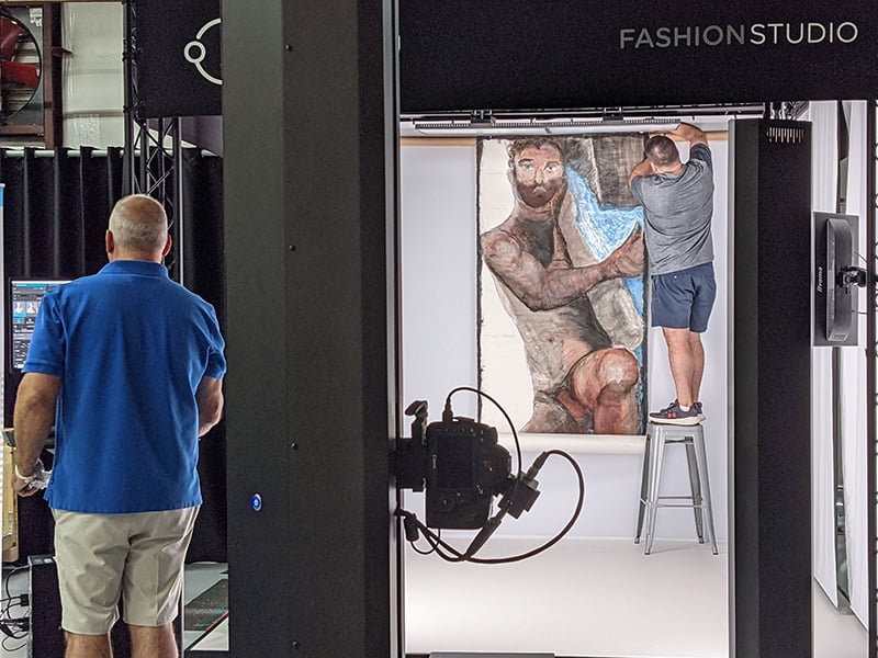 Duże dzieło sztuki umieszczone w Fashion Studio – montaż