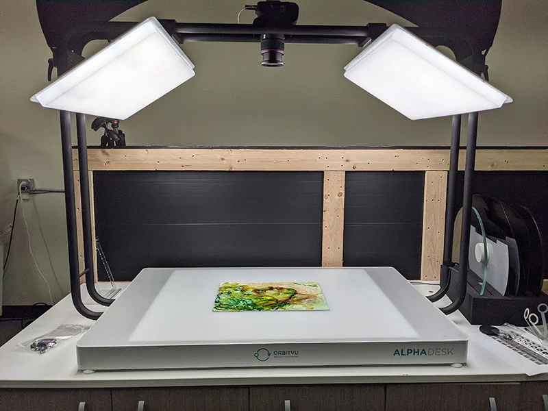 Fotografowanie małych dzieł sztuki przy użyciu automatycznego systemu do fotografii flatlay Orbitvu: Alphadesk