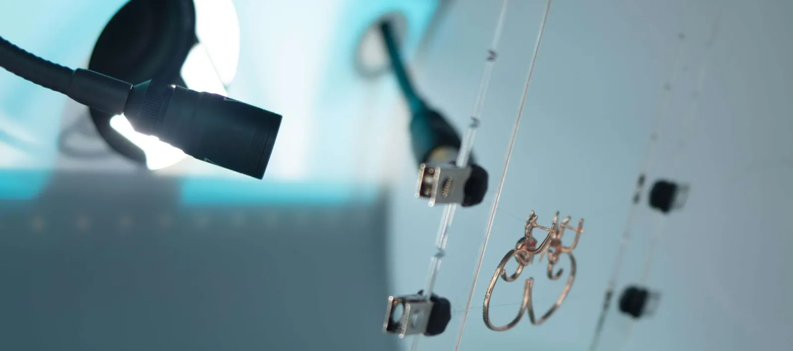 Lampa oświetlająca biżuterię podczas sesji produktowej