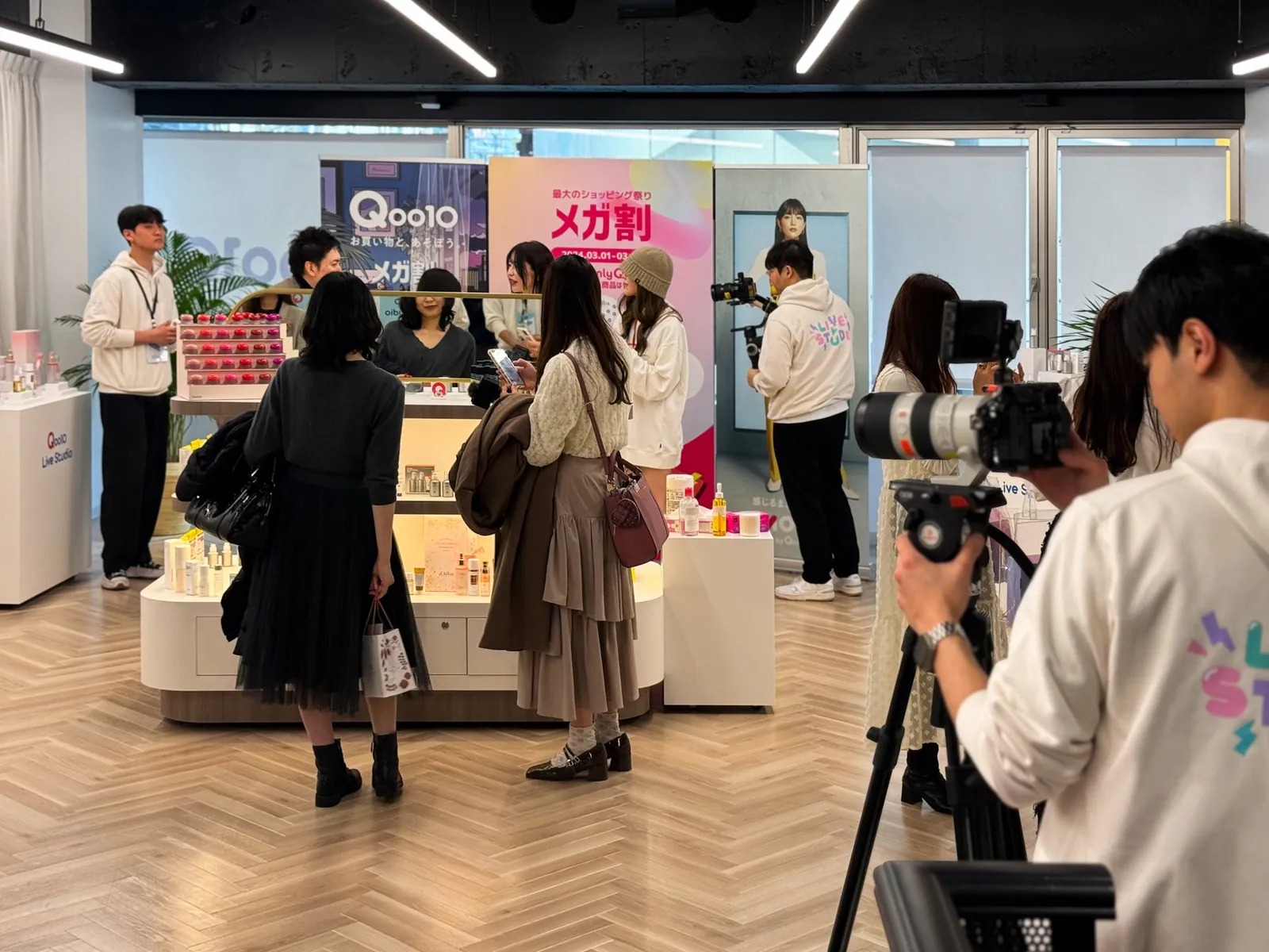Goście i operatorzy kamer na otwarciu Qoo10 JAPAN Live Studio w Tokio