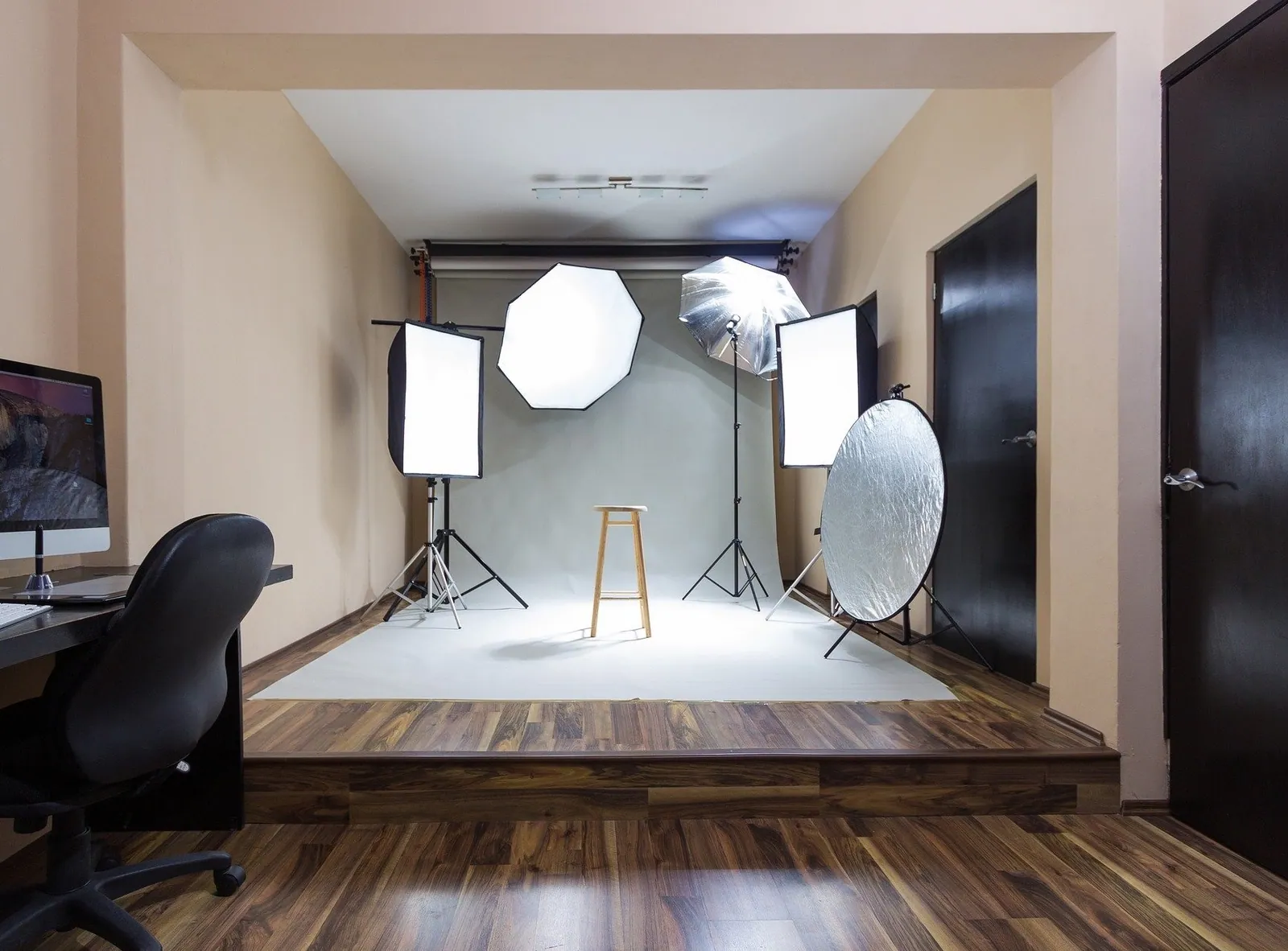 Studio fotografii produktowej ze sztucznym oświetleniem, softboxami, parasolką i blendą