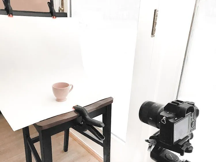 Fotografia produktowa w naturalnym świetle: kubek na białym tle przy oknie
