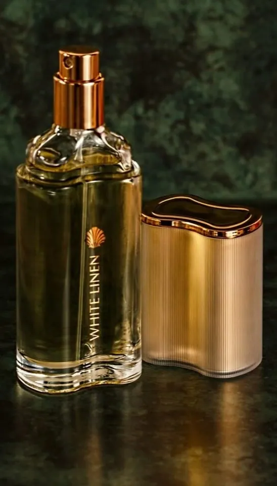 Fotografia produktowa perfum na tle ciemnozielonego marmuru