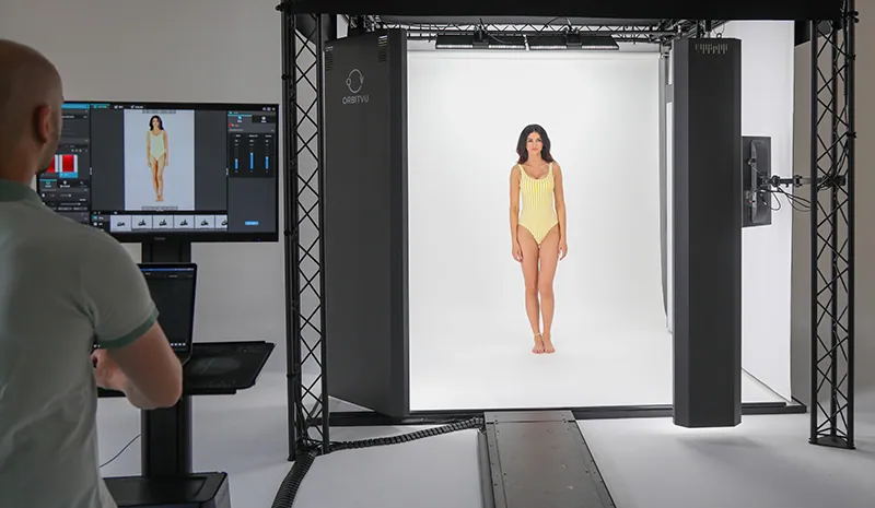 Modelka pozująca do zdjęć w studiu fotograficznym