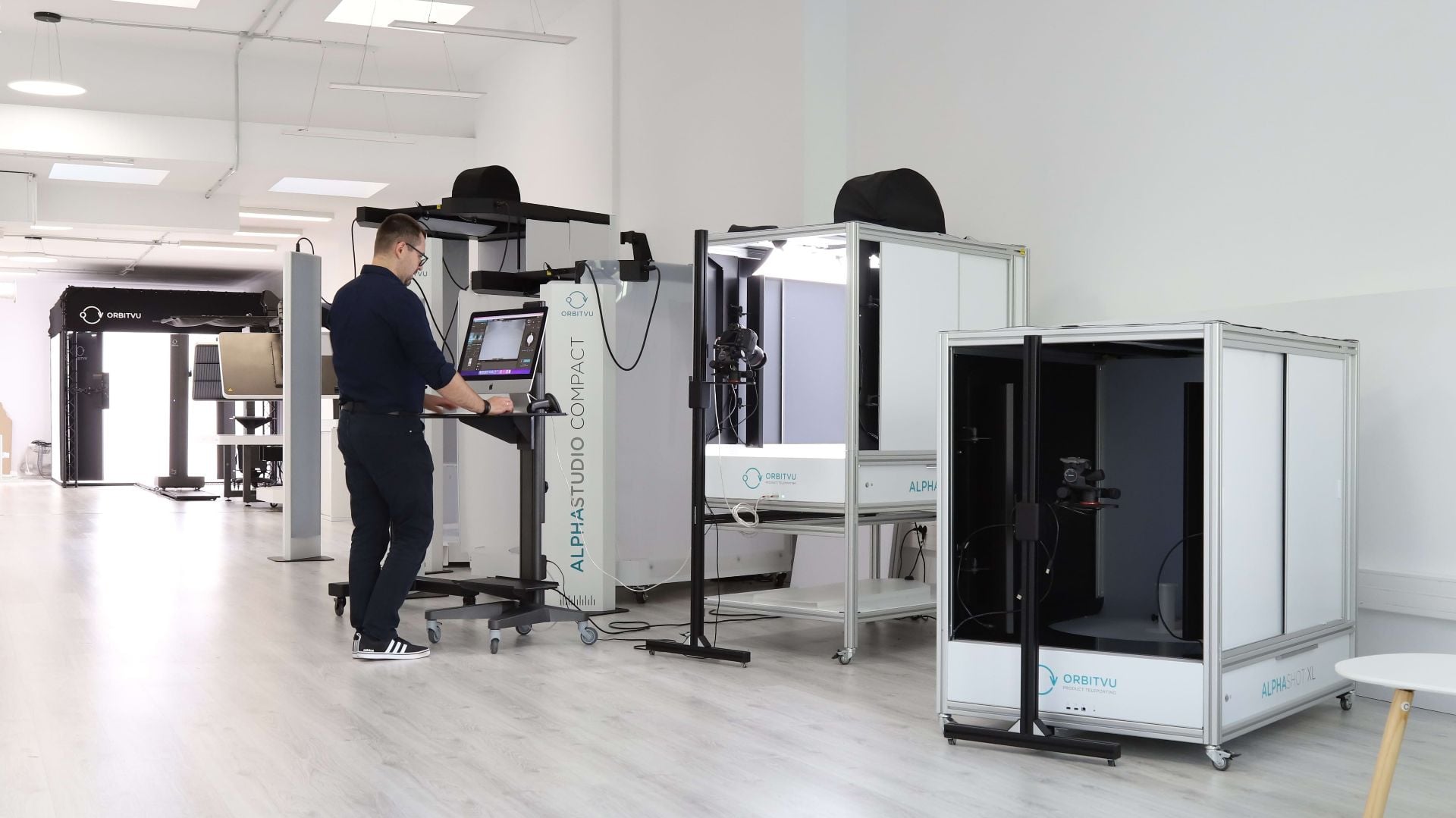 Operator studia e-commerce pracujący z urządzeniami Orbitvu do fotografii produktowej