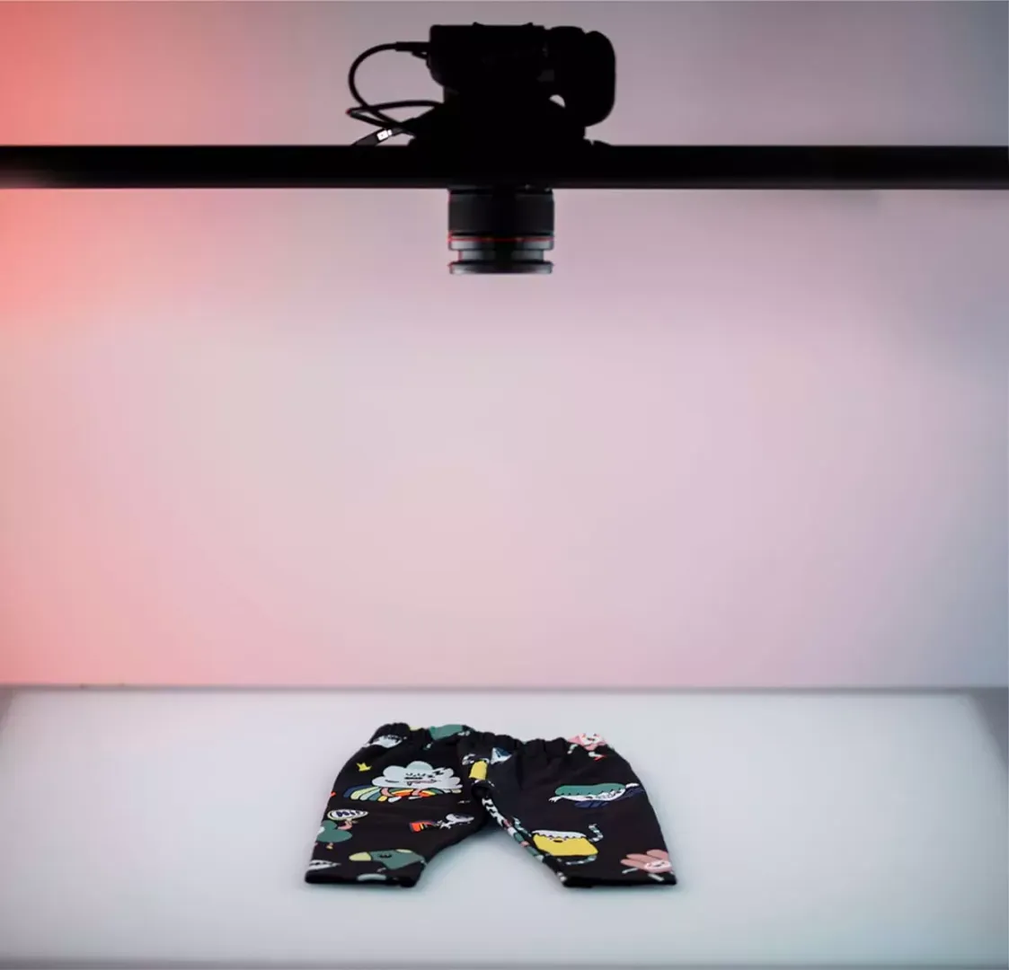 Setup do fotografii flat lay z kamerą nad głową w studiu Orbitvu