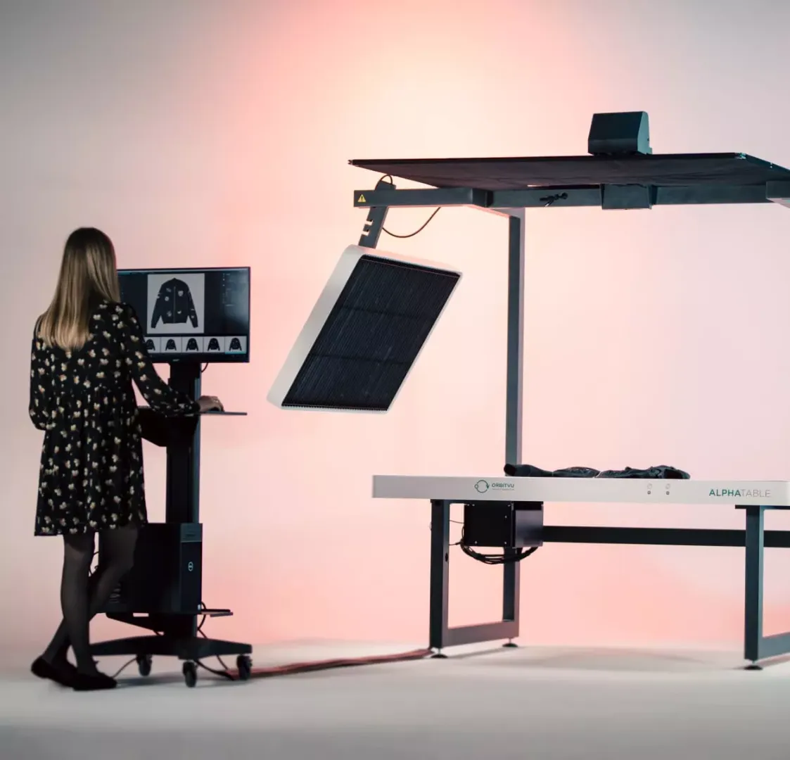 Obsługa zautomatyzowanego systemu do fotografii odzieży flat lay
