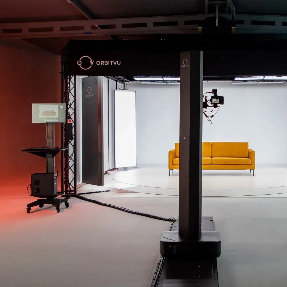 Setup studia Orbitvu do fotografii mebli z żółtą sofą