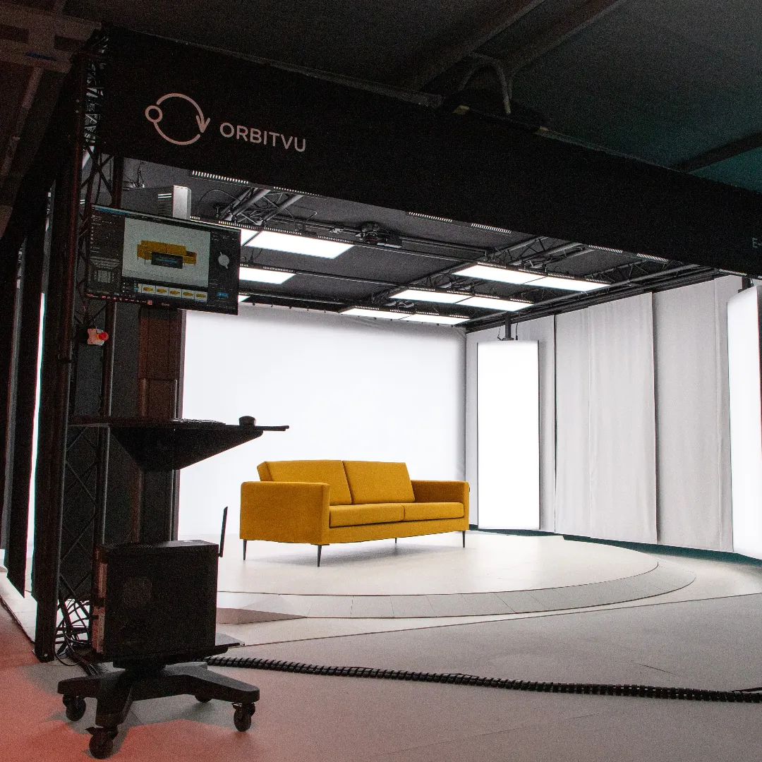 Platforma obrotowa do fotografii 360 w studiu meblowym Orbitvu z sofą