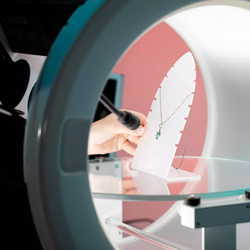Setup fotografii biżuterii z lightboxem i ekspozytorem naszyjnika