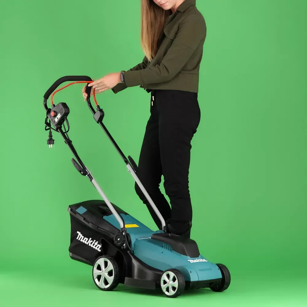 Kobieta prezentująca Makitę na green screenie