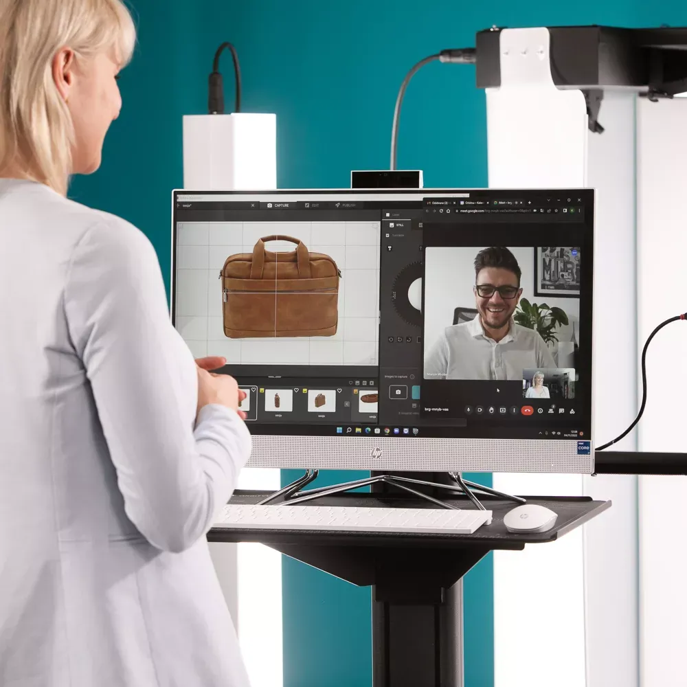 Kobieta przeglądająca zdjęcie produktu na monitorze