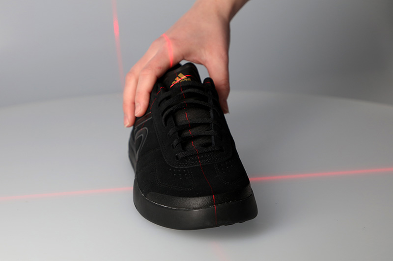 przygotowanie produktu do fotografii 360 - czarny but