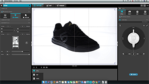 przygotowanie produktu do fotografii 360 - czarny but - białe tło